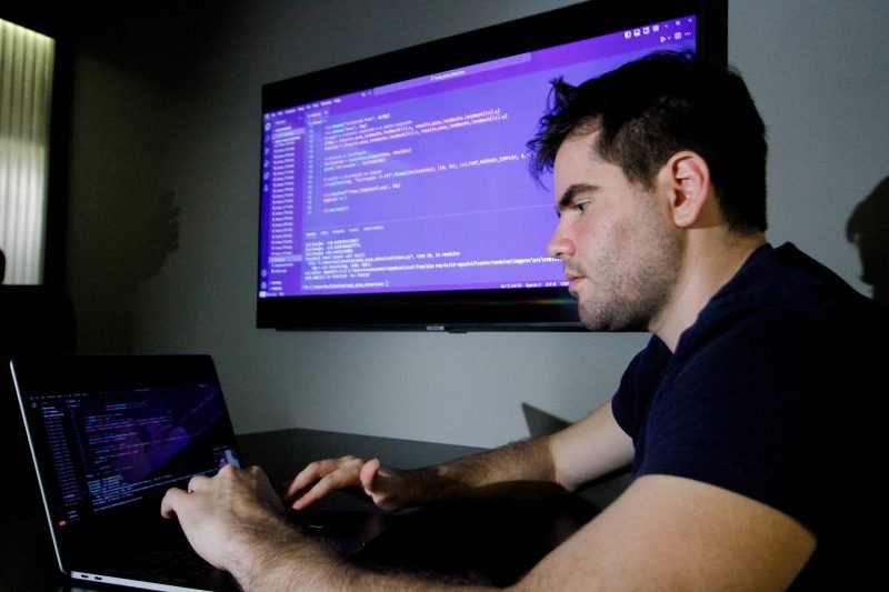 Guilherme Grillo programando